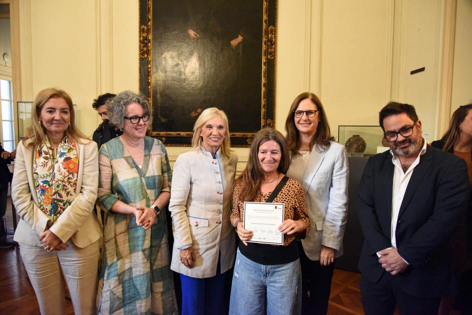 Artesana reconocida en el Premio Nacional de Artesanía 2024 Ganadora muestra diploma junto a autoridades