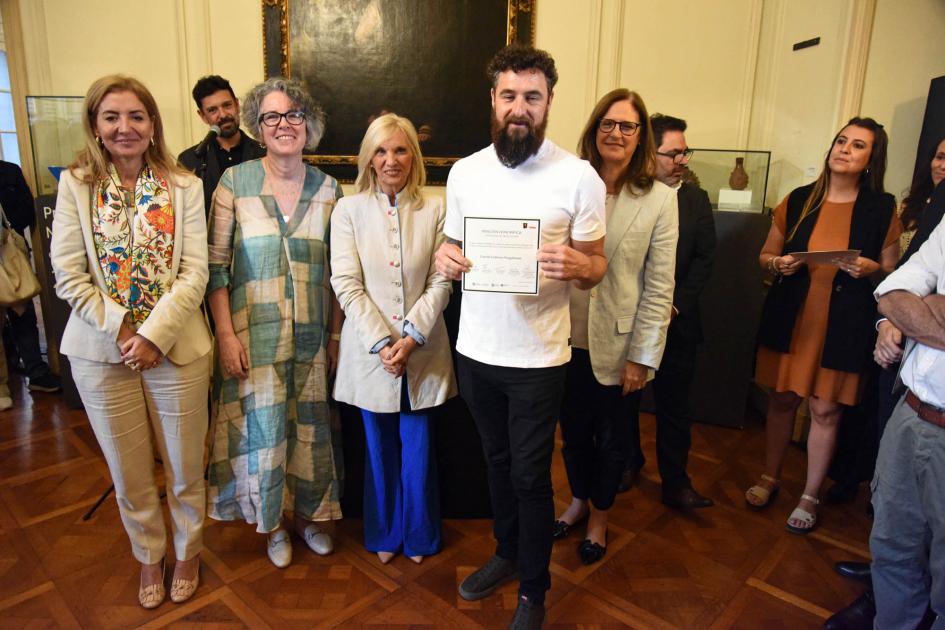 Artesano reconocido en el Premio Nacional de Artesanía 2024 Ganador muestra diploma junto a autoridades