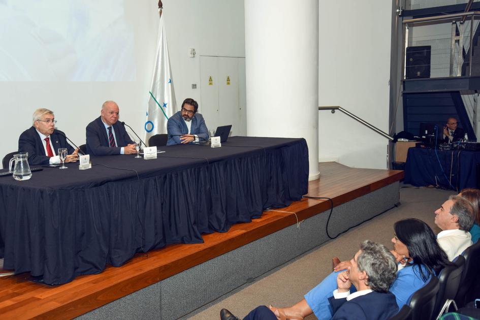 Se anunció que el foro contará con la participación de 200 personas A la izquierda, mesa de autoridades; a la derecha, enfrente, público