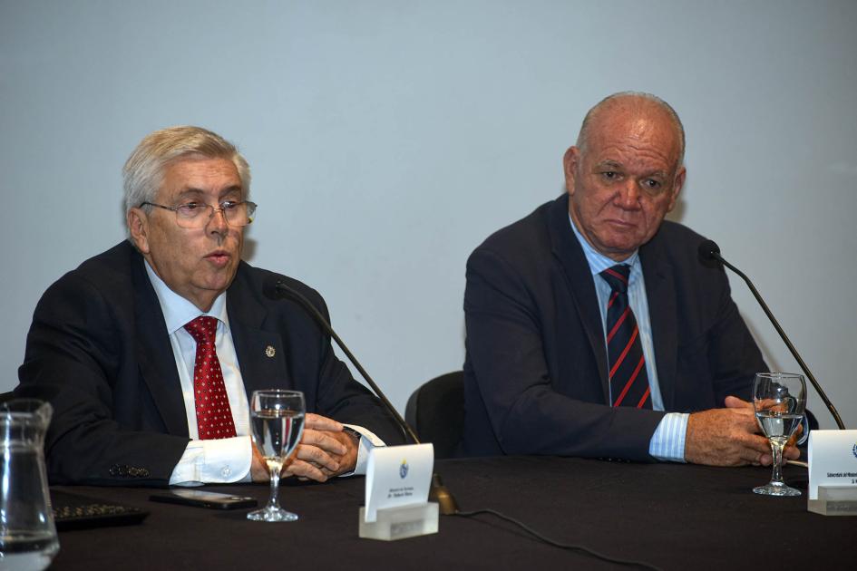 El ministro Tabaré Viera destacó la importancia del turismo de congresos Mesa de autoridades; habla el ministro Tabaré Viera