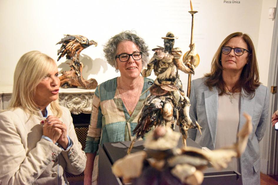 Las autoridades apreciaron las artesanías ganadoras Autoridades observan una artesanía