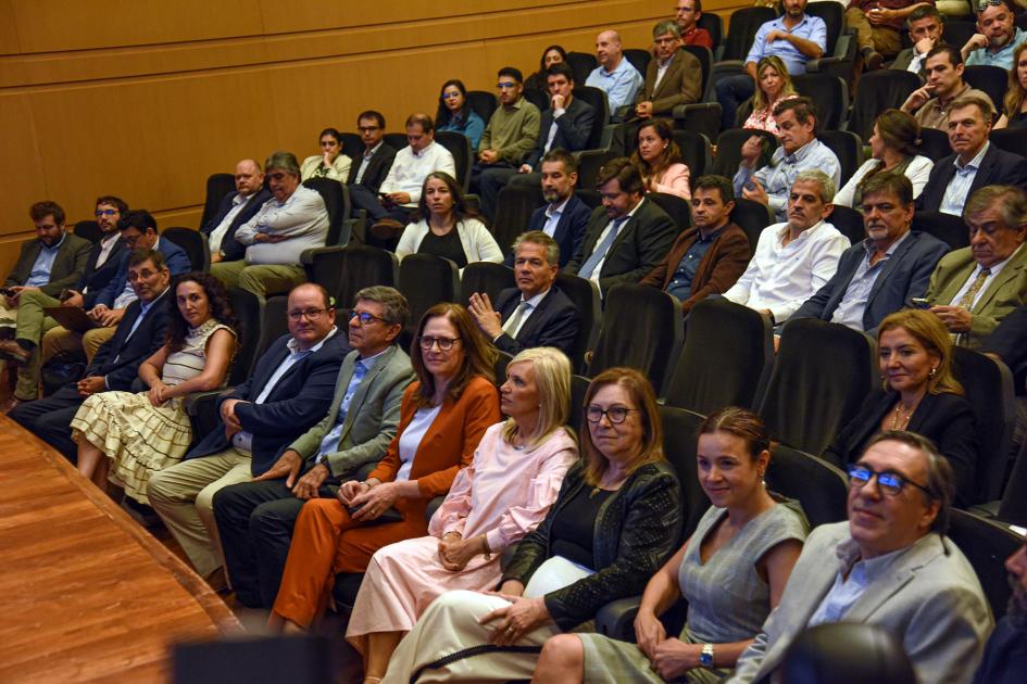 Autoridades participaron del exitoso evento Público en el auditorio; en primera fila, autoridades