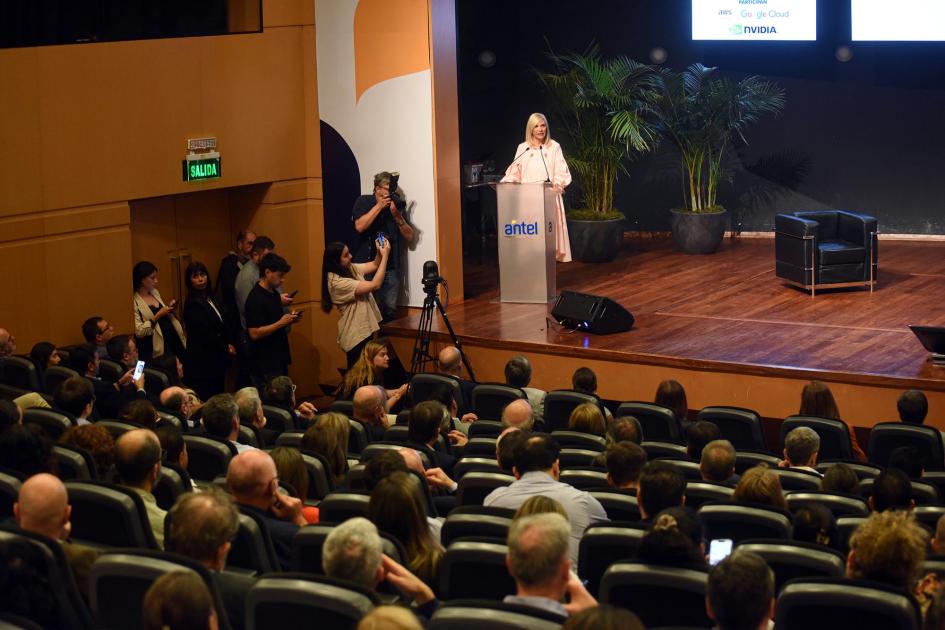 Vicepresidenta de la República, Betriz Argimón Argimón habla desde un atril, en un escenario, frente al público