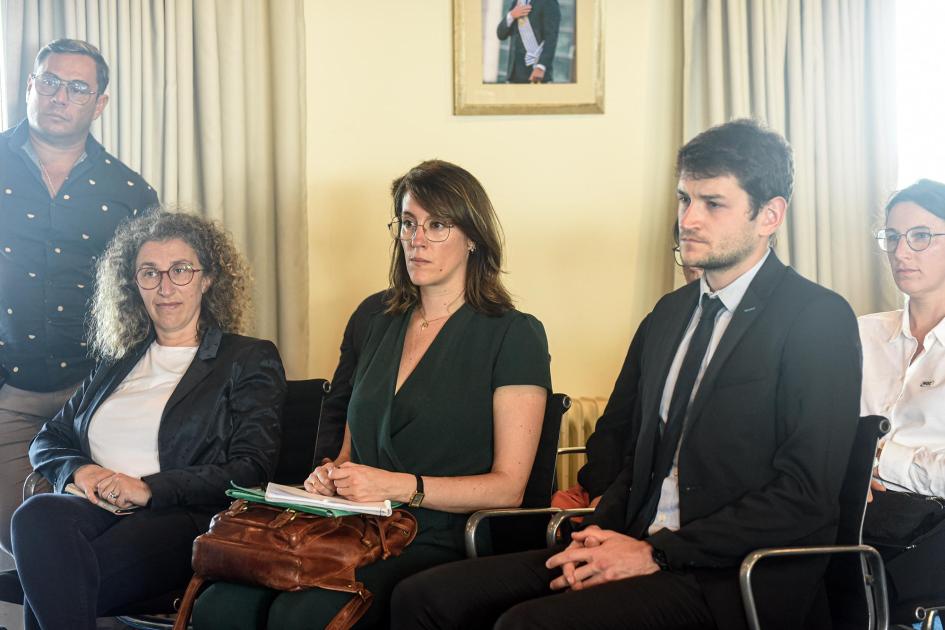 Público de la actividad Público; a su lado se ven cortinas