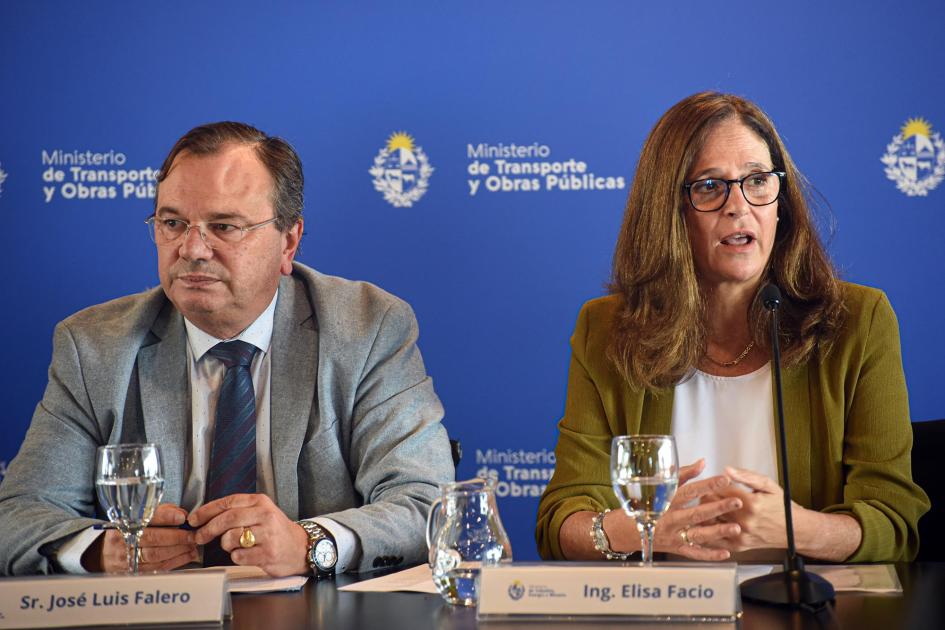 Oratoria de la ministra Elisa Facio Facio habla detrás de Falero; detrás hay un banner del MIEM