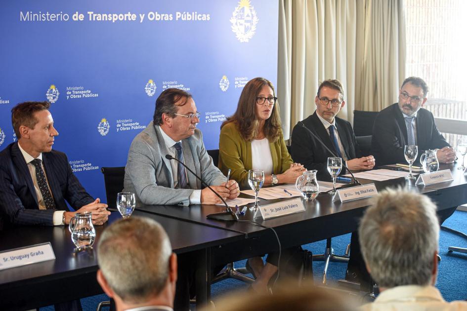 El evento se realizó en la sede del MTOP Mesa de autoridades; habla Facio y, frente a ellos, público