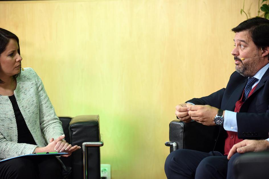 Ministro Adrián Peña habla con periodista Malena Castaldi