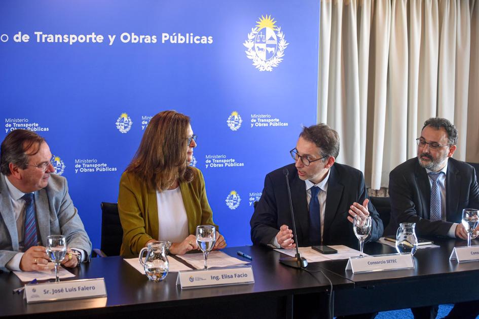 En el evento participaron los directores internacionales de Setec Directores de Setec hablan junto a los ministros