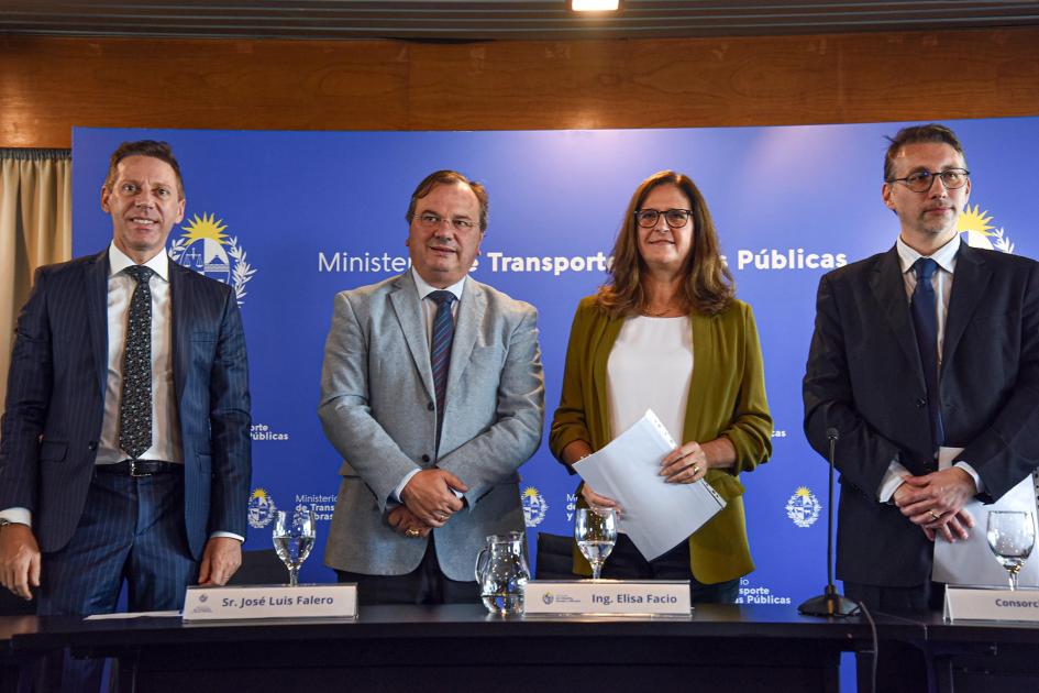 Autoridades nacionales y francesas participaron del evento Autoridades, de pie; la ministra sostiene unas hojas