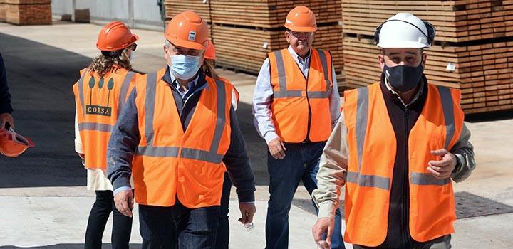 El ministro Omar Paganini en la planta de Urufor El ministro Omar Paganini en la planta de Urufor