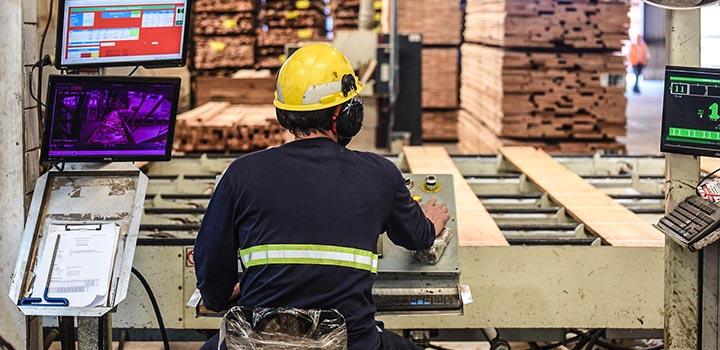 Trabajador en planta de Urufor Trabajador en planta de Urufor
