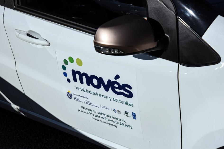 Puerta de un auto blanco con el logo de MOVÉS