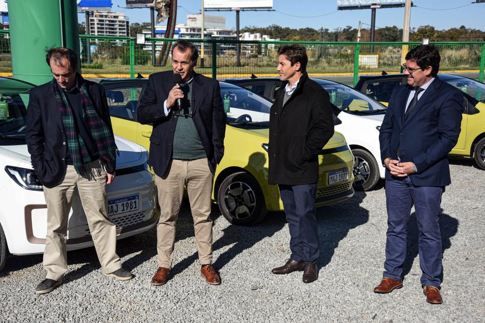 Cantero, Stewart y Álvarez, junto a otro empresario, hablan frente a los autos eléctricos