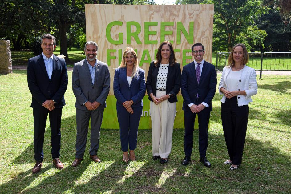 Ministra junto a organizadores Ministra junto a organizadores
