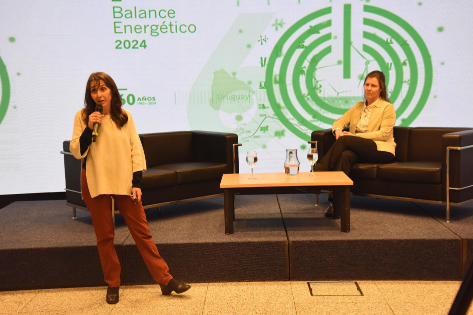Alejandra Reyes y Gabriela Horta, de la DNE Técnicas: una, de pie; otra, sentada en un sillón