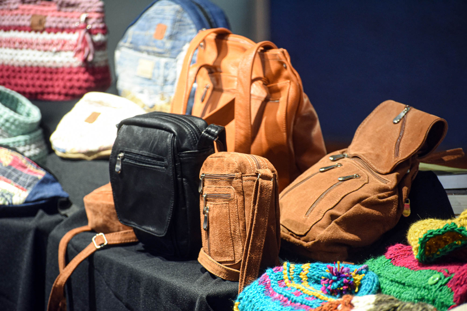 Muestra de emprendedoras Bolsos y mochilas sobre una mesa