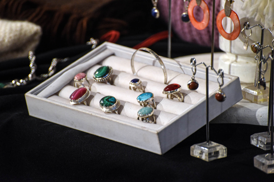 Muestra de emprendedoras Joyas artesanales sobre una mesa