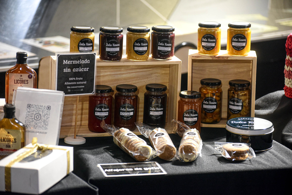 Muestra de emprendedoras Licores sobre una mesa