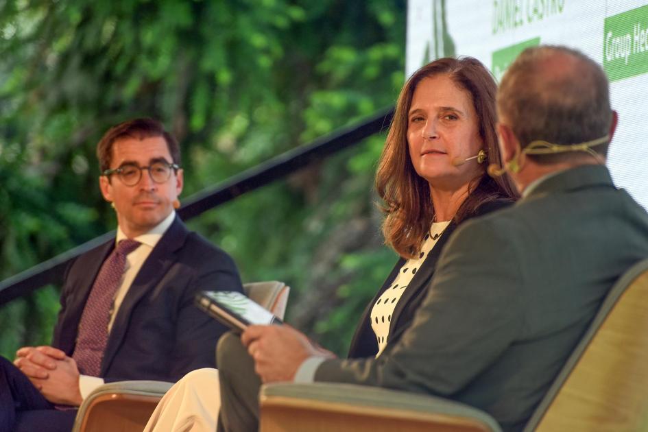 La ministra Elisa Facio expuso sobre hidrógeno verde e instrumentos de desfosilización Ministra Facio, junto a Lucas Arangüena y, de espaldas, el periodista Daniel Castro
