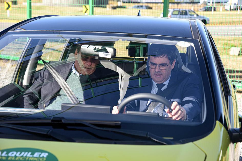 Director Cantero dentro del auto amarillo limón que probará la DNE; al lado hay un empresario