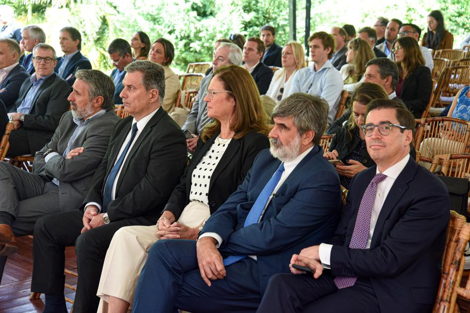 Ministra junto al presidente de Ancap y organizadores Ministra junto al presidente de Ancap y organizadores