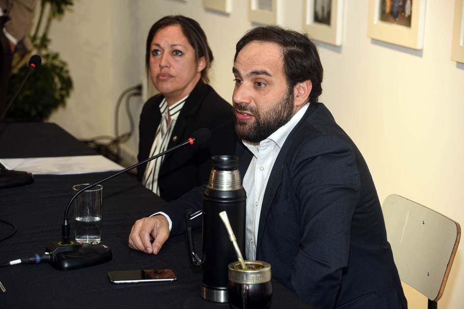 Ministro Gonzalo Civila y ministra Fernanda Cardona Ministro Civila habla junto a la ministra Cardona