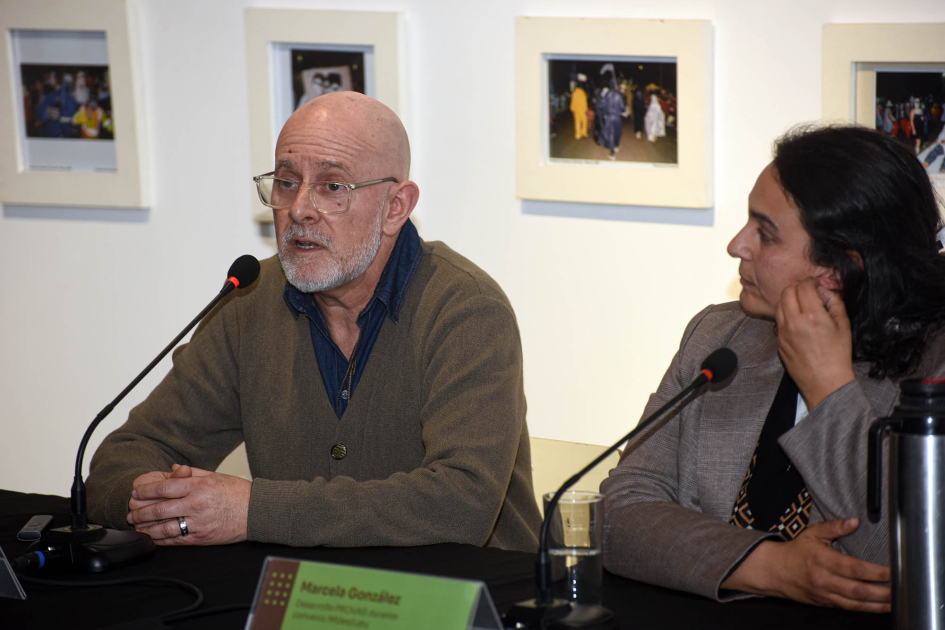 Marcela González y Andrés Olivera, integrantes del proceso de desarrollo de PROVAS Olivera habla, sentado junto a González