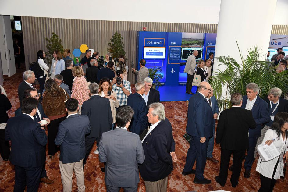La actividad reúne a participantes de América Latina y el Caribe Personas de pie dialogan en el hall de The Grand Hotel