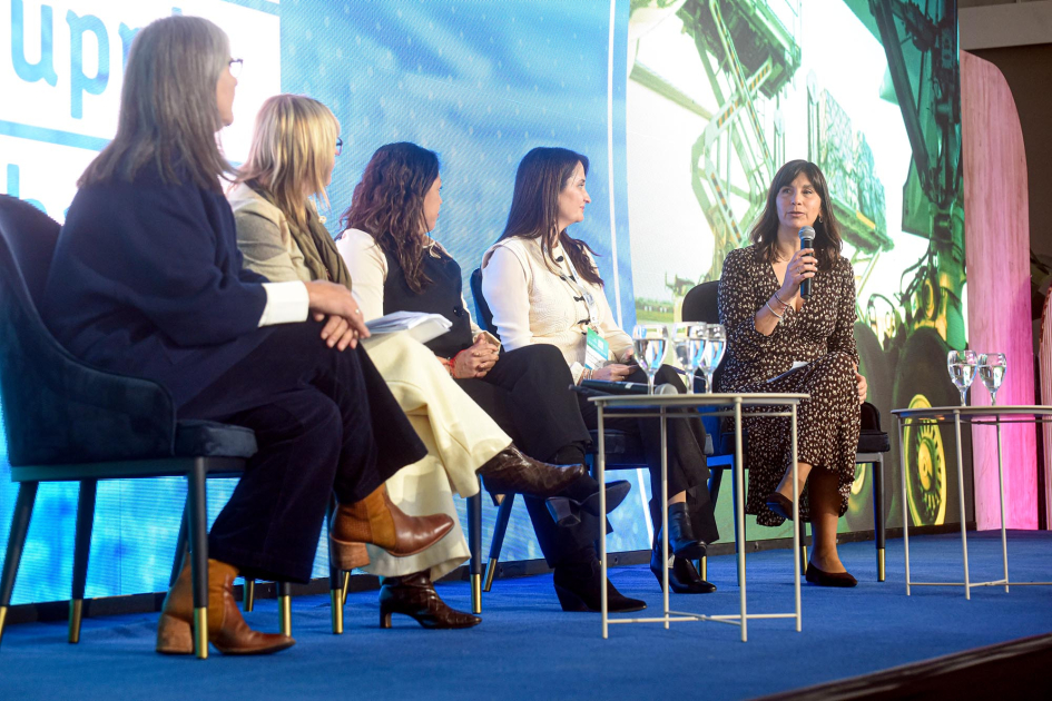7.ª edición de Uruguay Best Practices in Pharma Supply Chain Mariana Ferreira, autoridade de Uruguay XXI, habla con micrófono en mano
