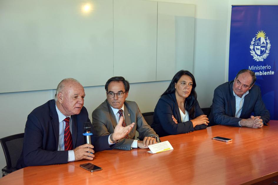 Mesa de autoridades: representantes de las instituciones que integran el comité evaluador del premio Mesa de autoridades; a su lado hay un banner del MIEM