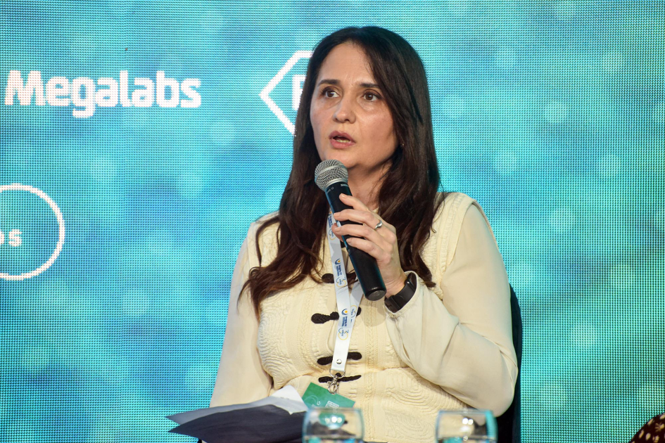 7.ª edición de Uruguay Best Practices in Pharma Supply Chain Leticia Mantiñan, autoridad de Grupo Uruguay Pharma Hub, habla con micrófono en mano