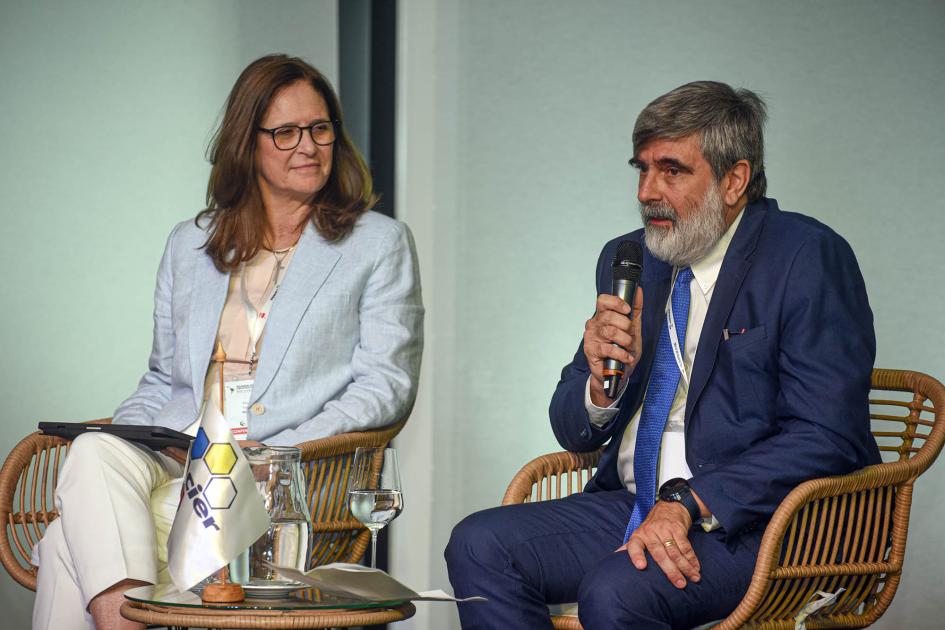 Presidente de CUCIER, Javier San Cristóbal San Cristóbal habla, sentado, junto a Facio