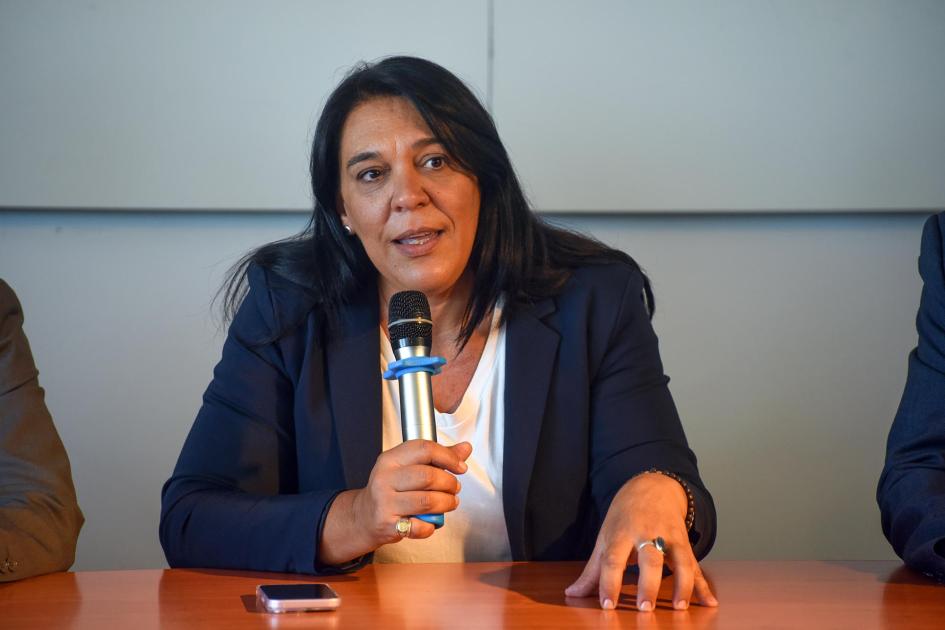 Presidenta de ANDE, Carmen Sánchez Presidenta de ANDE, Carmen Sánchez, habla con un micrófono