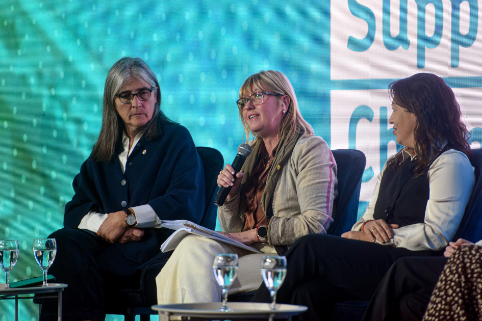 7.ª edición de Uruguay Best Practices in Pharma Supply Chain Cristina Lustemberg, ministra de salud pública, habla con micrófono en mano