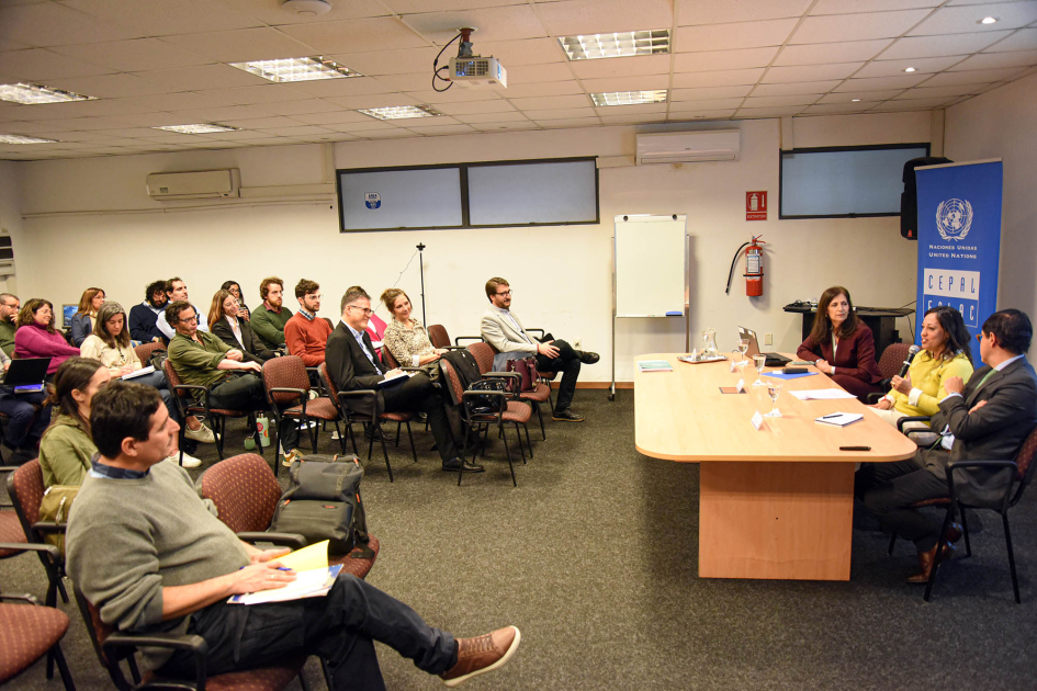 Inauguración del espacio formativo A la derecha, mesa de expositores; a la izquierda, funcionariado; todos están sentados