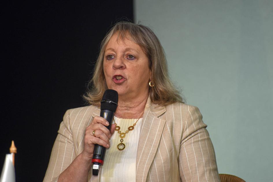 Presidenta de UTE, Silvia Emaldi Presidenta de UTE habla con un micrófono