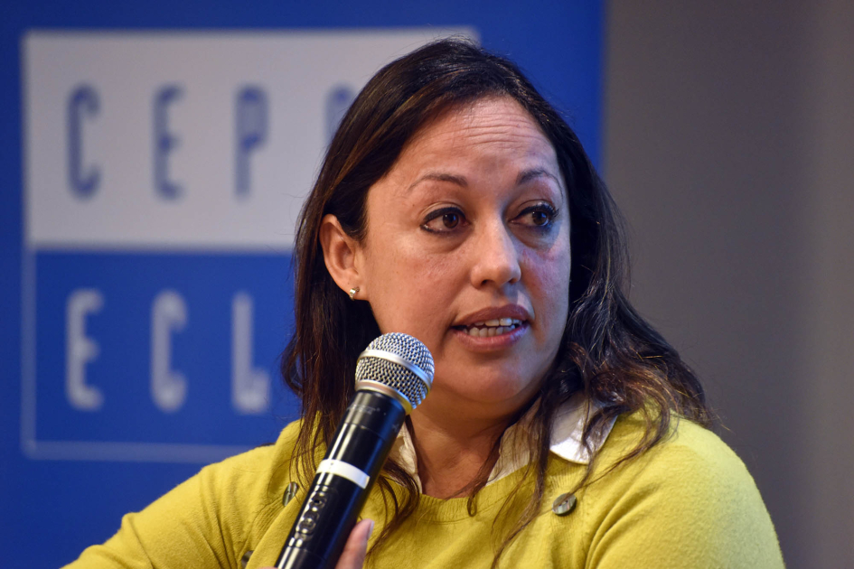 Ministra Fernanda Cardona Ministra Cardona habla con un micrófono