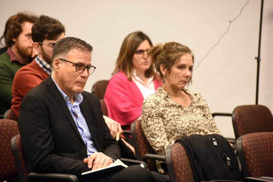 Director de Dinatel, Pablo Siris, y jefa de Políticas de Innovación del MIEM, Gabriela Schroeder Siris y Schroeder, entre el funcionariado