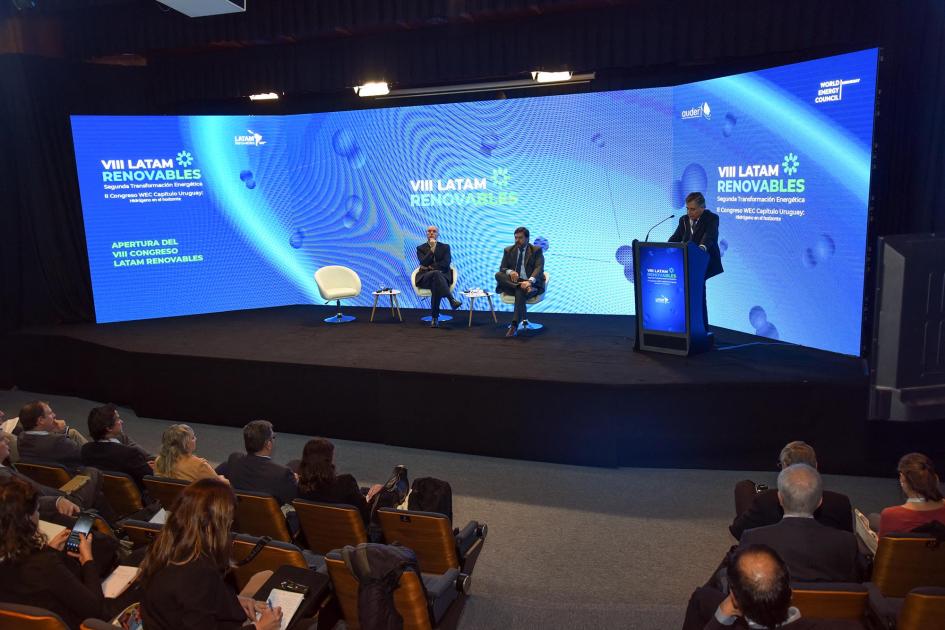 Plano general de la apertura en la que habló el ministro Omar Paganini Plano general: público detrás, oradores; en un atril habla Paganini
