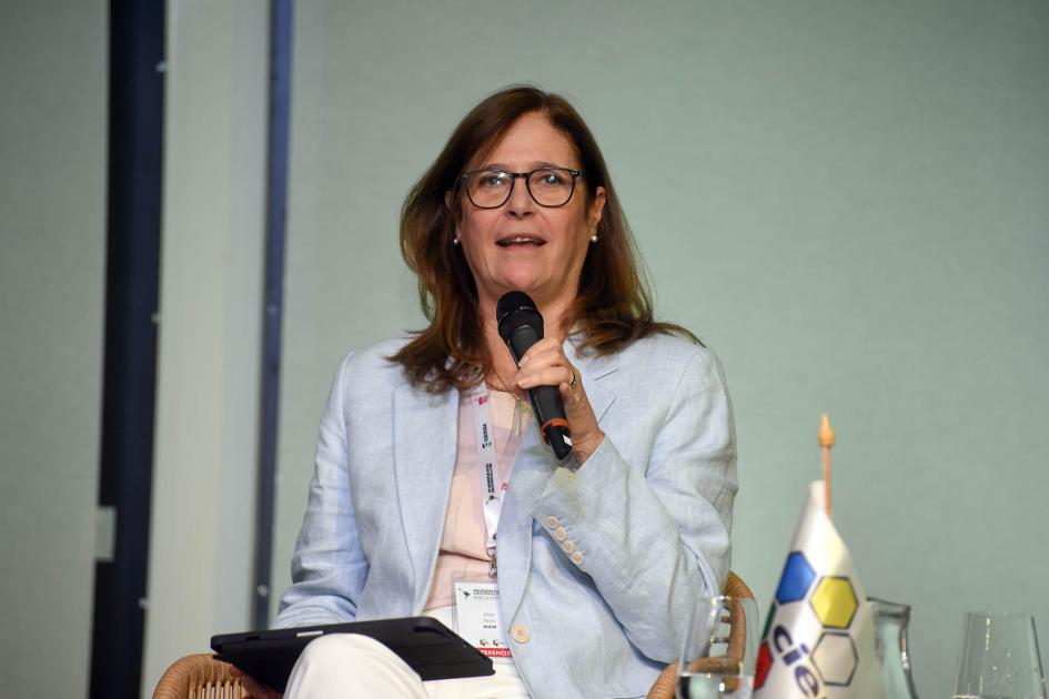 Ministra Elisa Facio Ministra Facio habla, sentada, con una tablet sobre su pierna