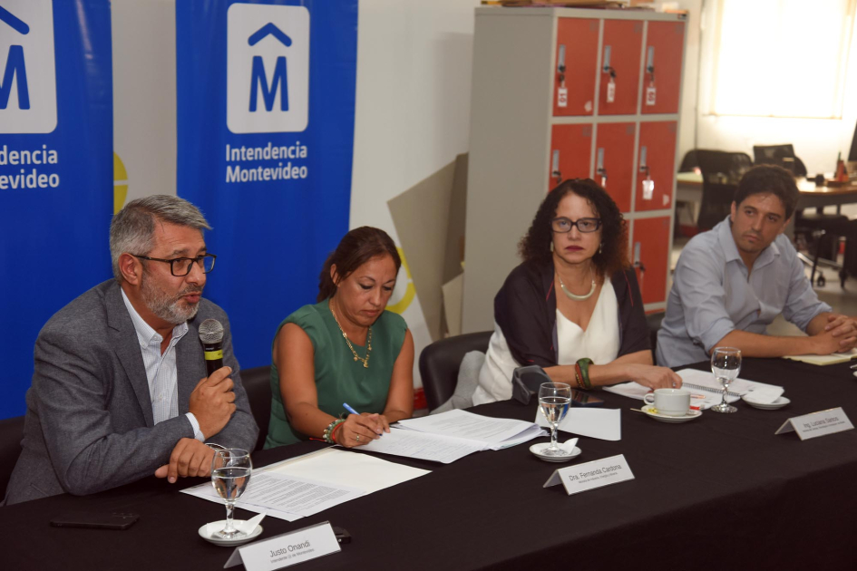 Mesa de autoridades Onandi habla junto a Cardona, Santos y De Lucca, en mesa de autoridades