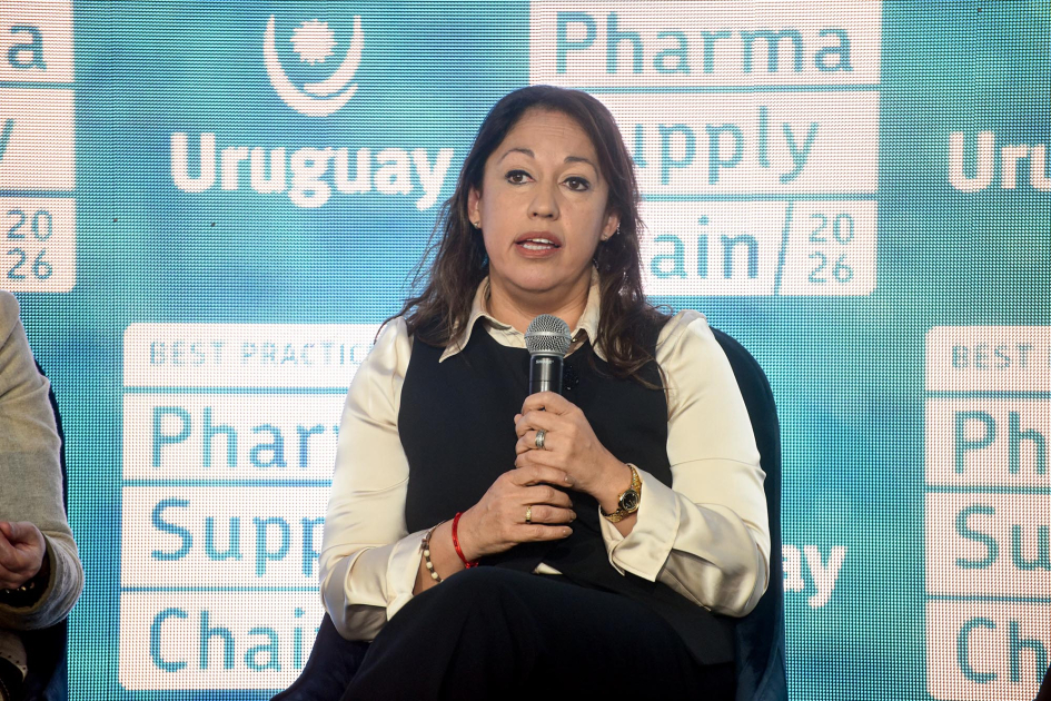 7.ª edición de Uruguay Best Practices in Pharma Supply Chain Fernanda Cardona, ministra de industria, energía y minería, habla con micrófono en mano