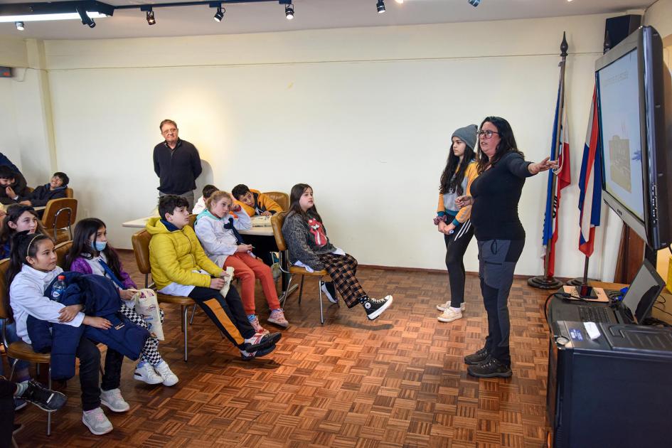 Visita museo geominero Niños escuchando charla