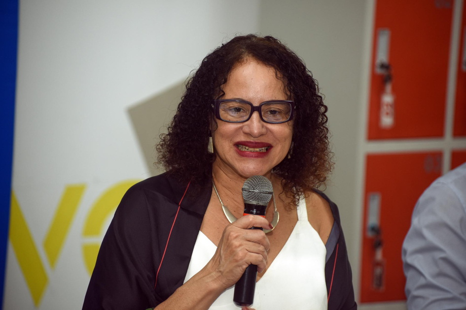 Ministra de Ciencia, Tecnología e Innovación de Brasil, Luciana Santos Santos habla con un micrófono