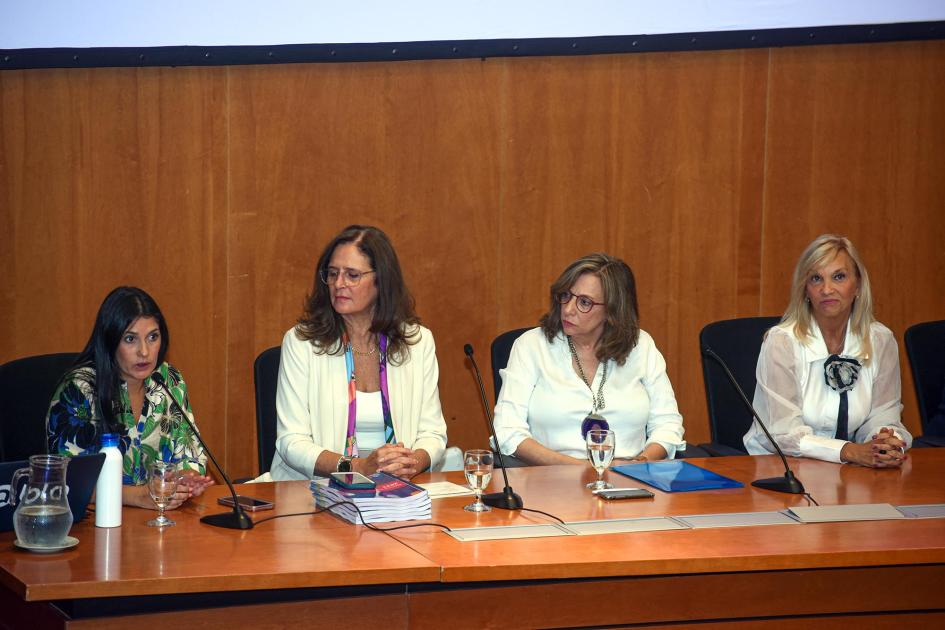 Presidenta de ANEP, Virginia Cáceres Cáceres habla en la mesa de autoridades