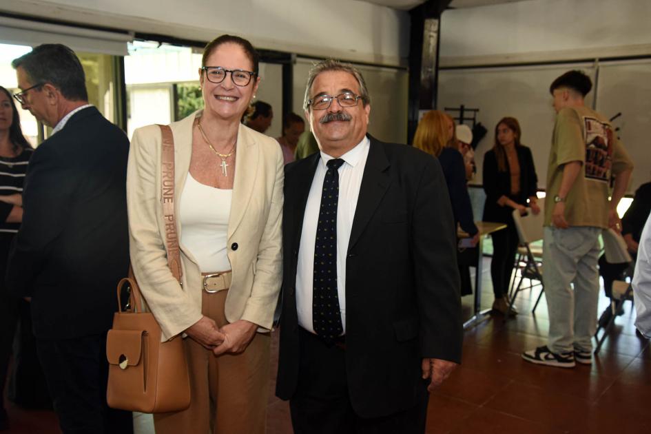 Ministra Elisa Facio y director Aníbal Abreu De pie, Facio y Abreu sonríen; detrás, otras personas