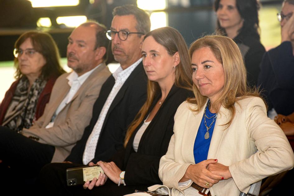 La directora general de Secretaría del MIEM, Natalia Jul, participó del evento Público, sentado