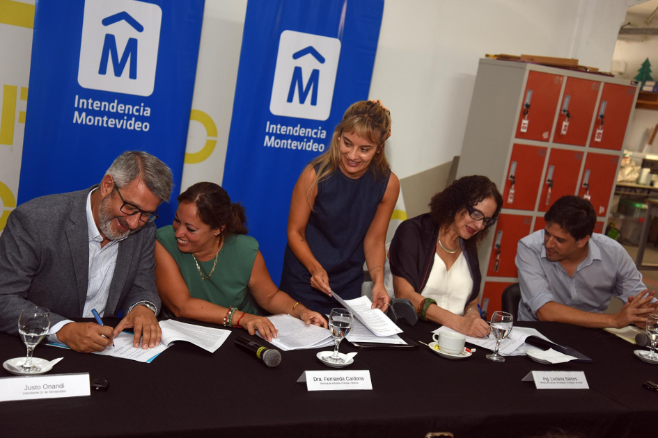 Firma del acuerdo Santos y Onandi firman el MOU, junto a Cardona y De Lucca