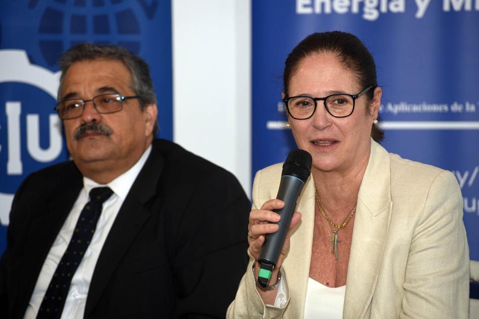 Ministra Elisa Facio, junto al director Aníbal Abreu Ministra habla en mesa de apertura, junto a director Abreu