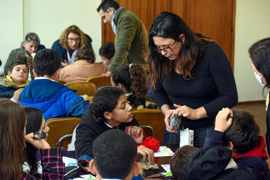 Niños observando muestra de mineral